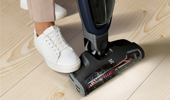 THE VACUUM THAT CLEANS ITSELF