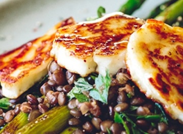 Asparagus with Tangy Lentils & Halloumi