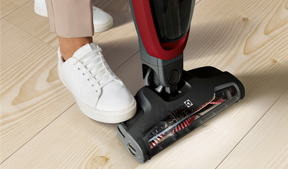THE VACUUM THAT CLEANS ITSELF