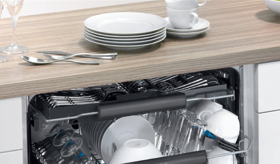 Cleans glasses gently and pans intensively in the same cycle